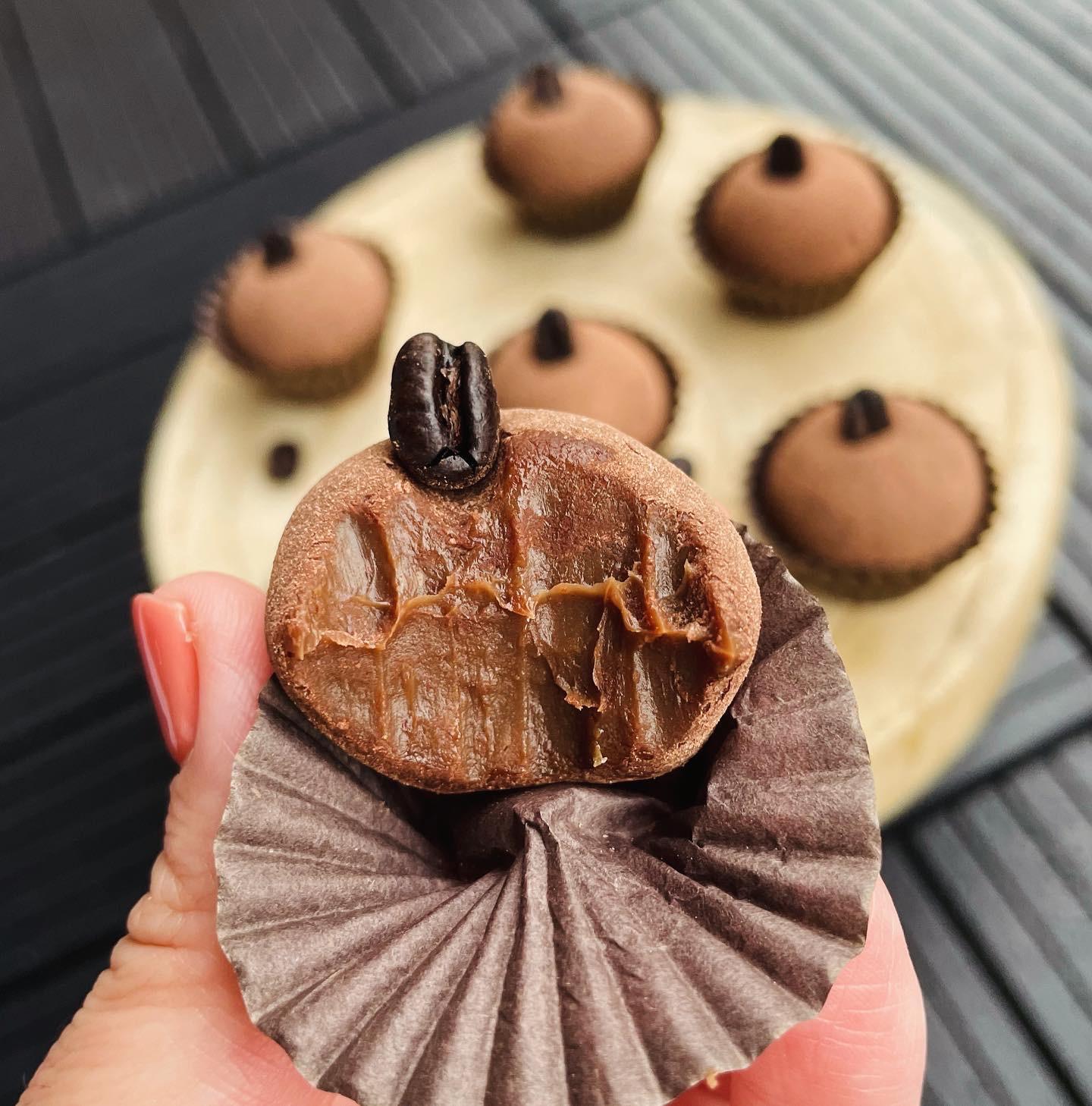 Brigadeiro Gourmet (decorated box with 8 units) - Pudim Lovers