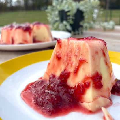 White Chocolate Flan with Strawberry - Pudim Lovers