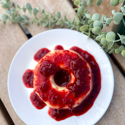 White Chocolate Flan with Strawberry - Pudim Lovers