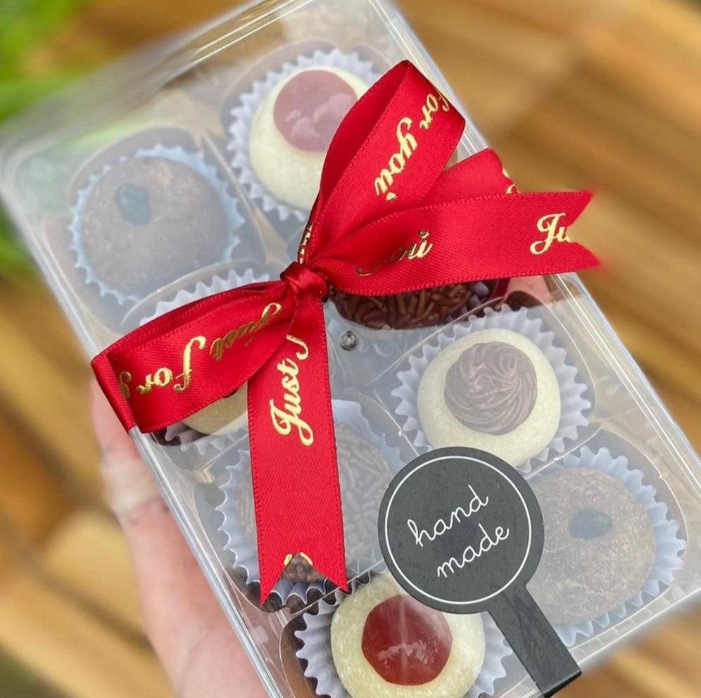 Brigadeiro Gourmet (decorated box with 8 units) - Pudim Lovers